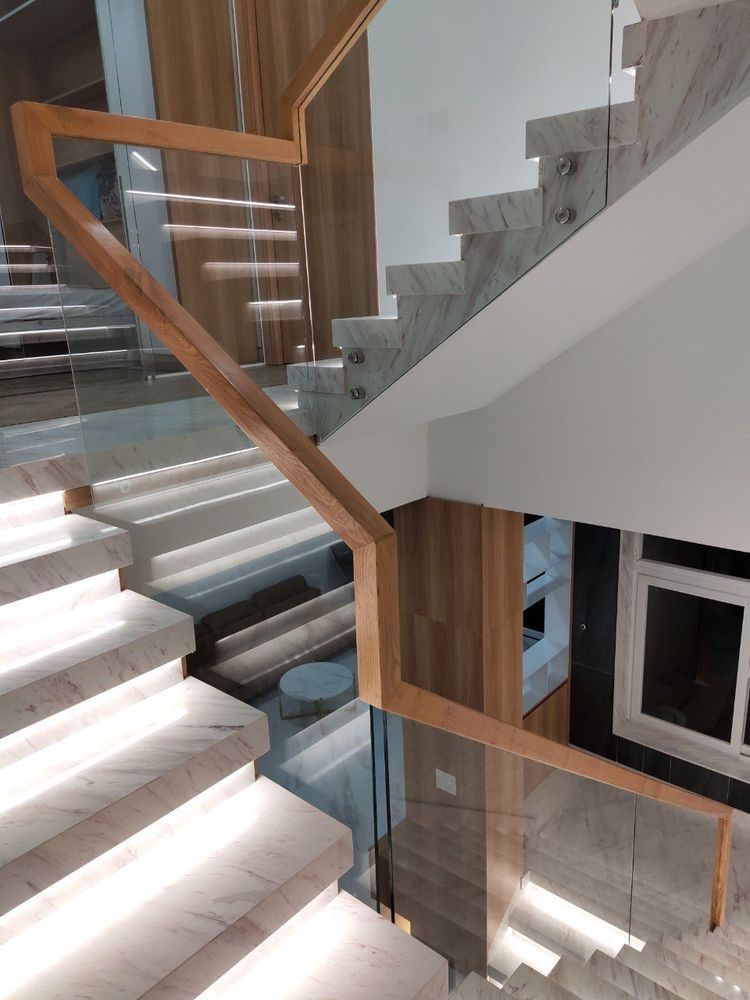 Cầu thang nhôm kính tối giản